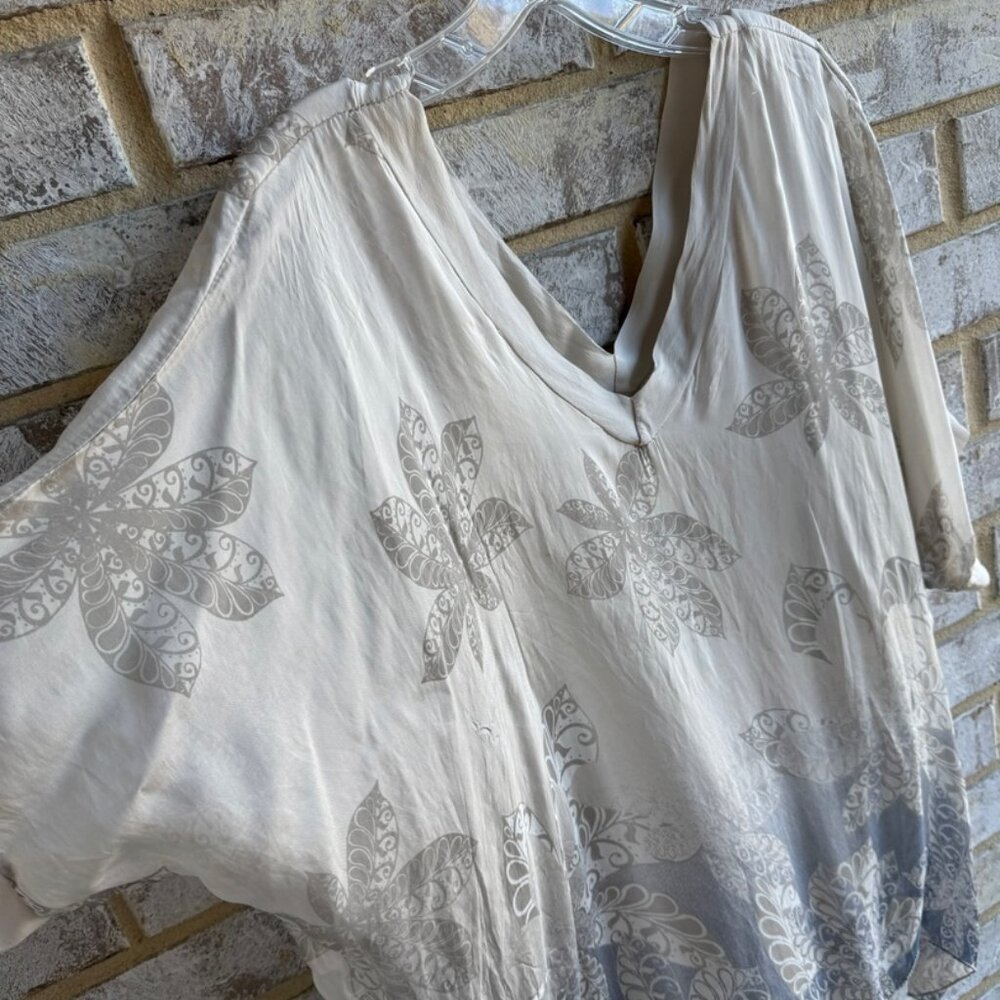 Gigi Moda Short Sleeve V-Neck Silk Leaf Print Blouse Women's Size L - Picture 6 of 7